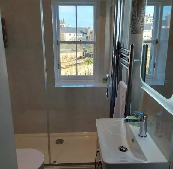 Majatalo East Claremont Guest House