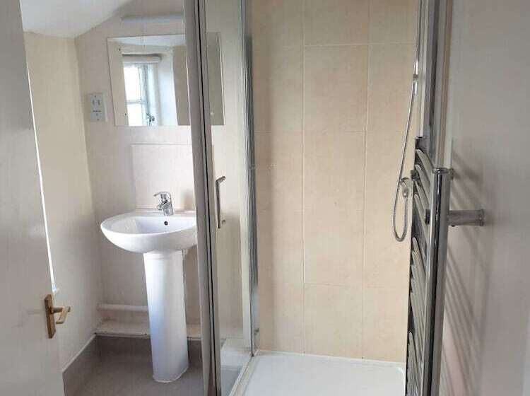 بنسيون The Queens Head