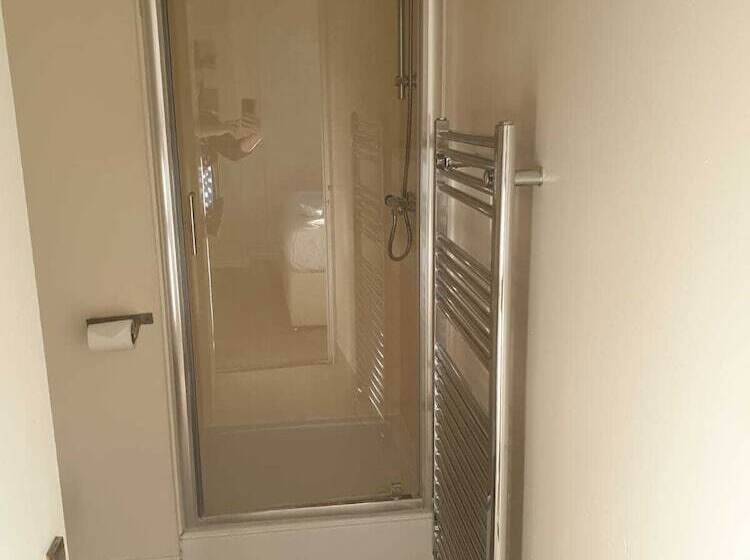 بنسيون The Queens Head