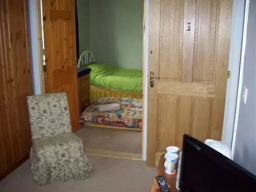 Bed and Breakfast Rebels Hide