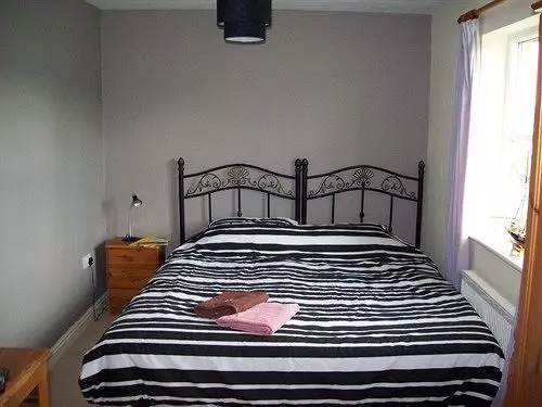 Bed and Breakfast Rebels Hide
