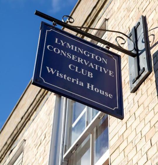 مبيت وإفطار Wisteria House