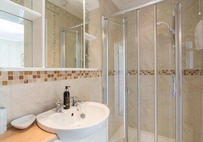 Отель Bucklawren Farm