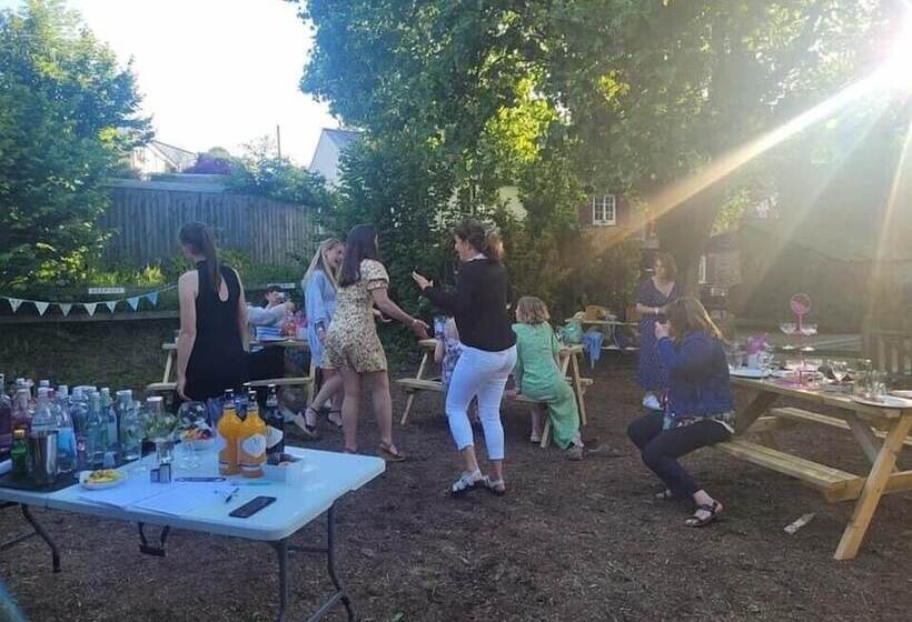 בית מלון כפרי The Dolphin Inn