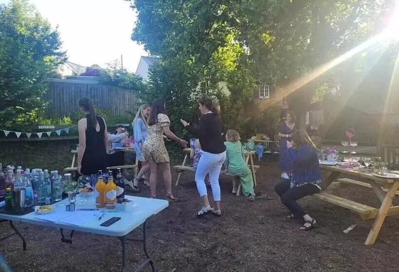 酒店 The Dolphin Inn