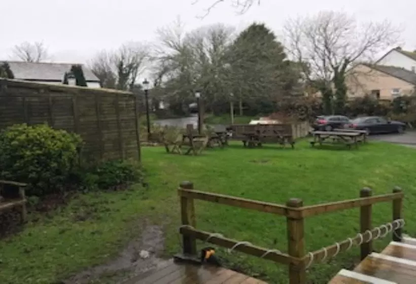 酒店 The Dolphin Inn