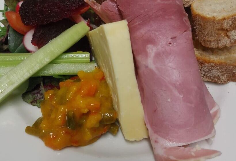 בית מלון כפרי The Dolphin Inn