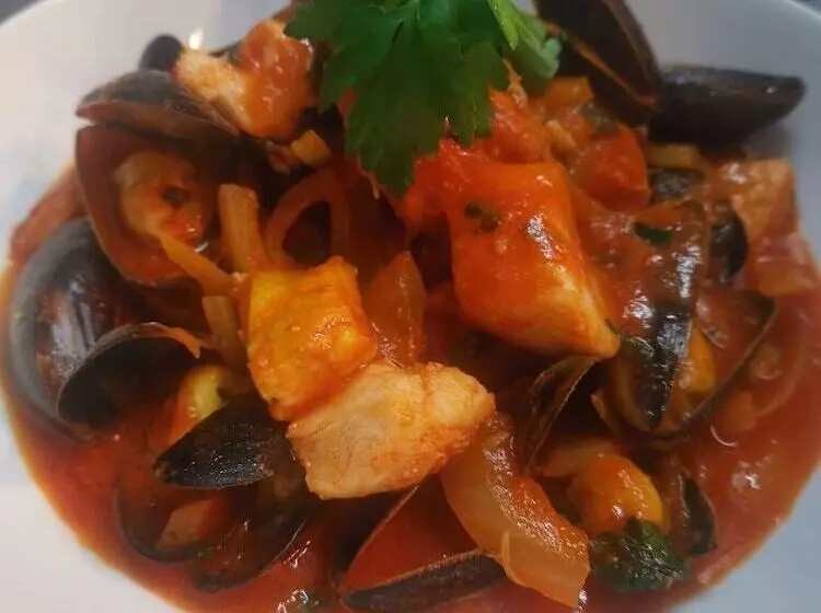 酒店 The Dolphin Inn