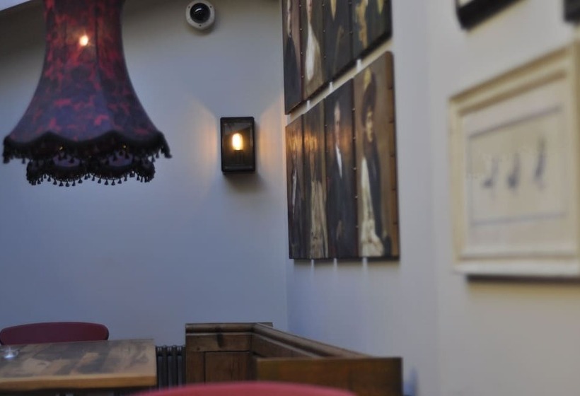 酒店 The Three Pigeons Inn