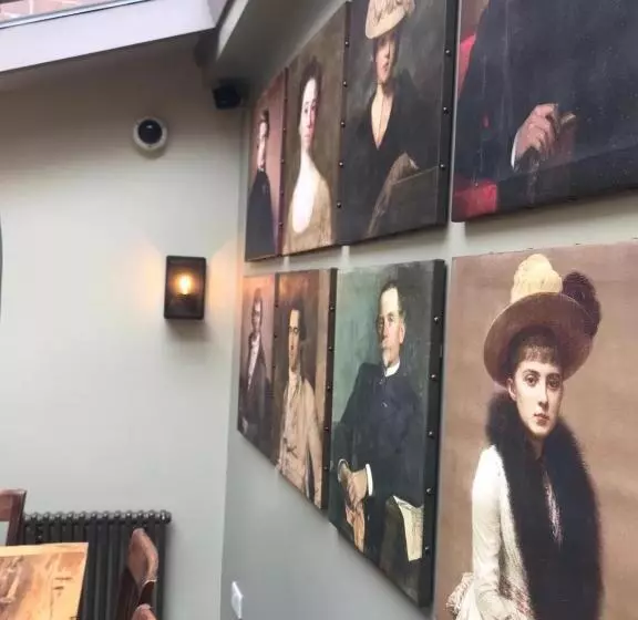 Hotel The Three Pigeons Inn