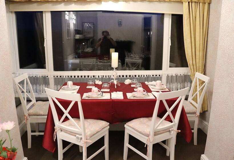 פנסיון Greylands Guest House