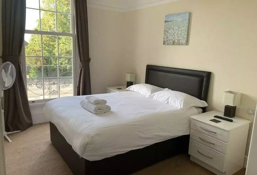 بنسيون The Lawns Guest House