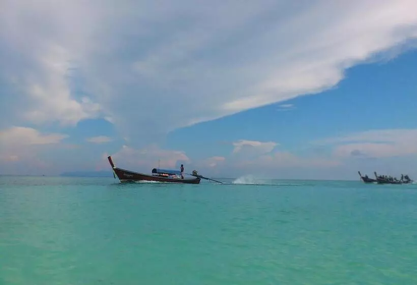 فندق Ten Moons Lipe Resort