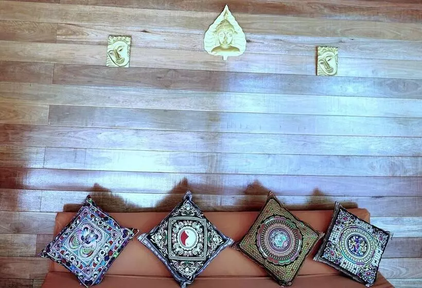 فندق Ten Moons Lipe Resort