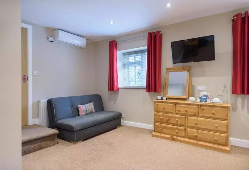 Отель The Britannia Inn & Waves Restaurant