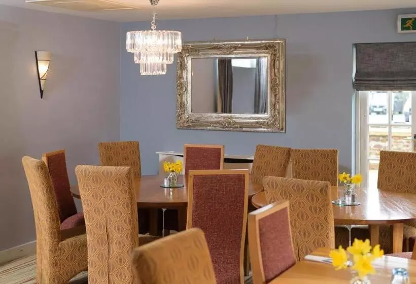 Отель The Britannia Inn & Waves Restaurant