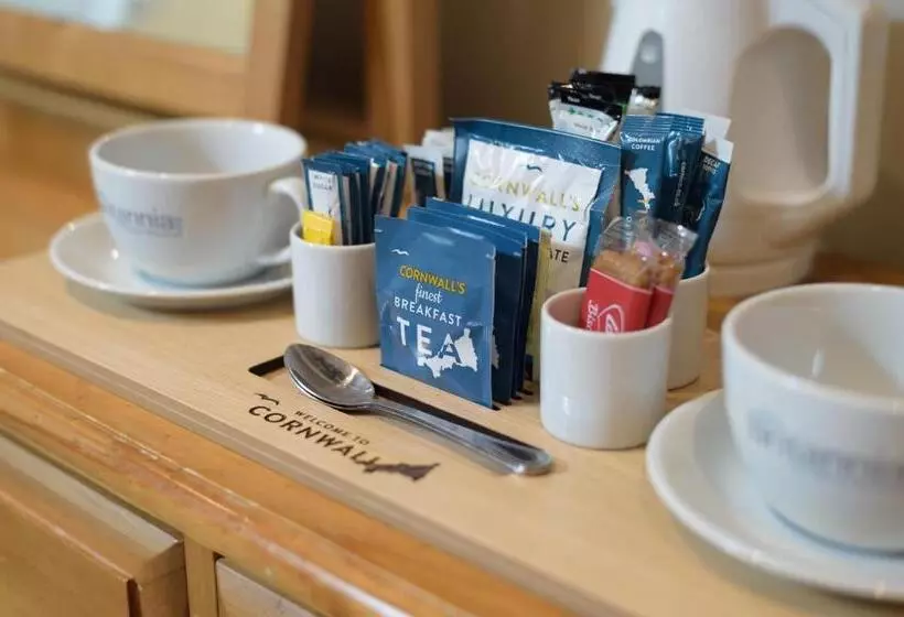 Отель The Britannia Inn & Waves Restaurant