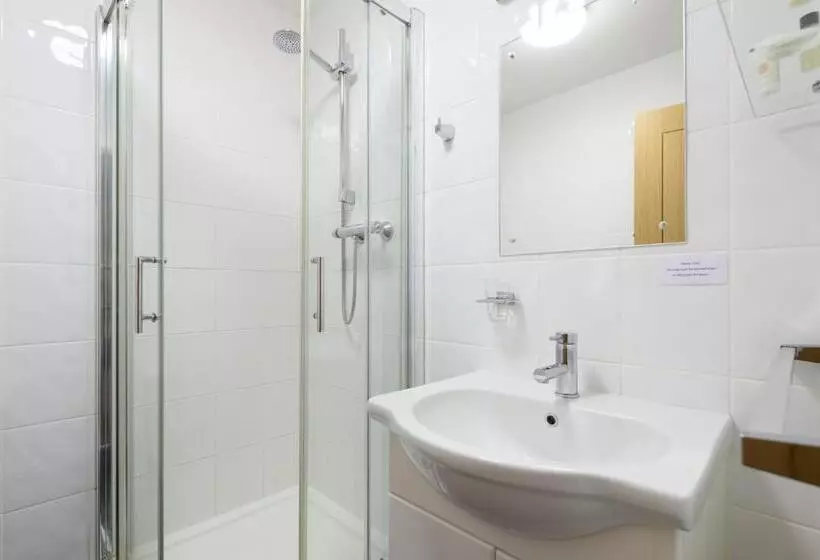 Отель The Britannia Inn & Waves Restaurant