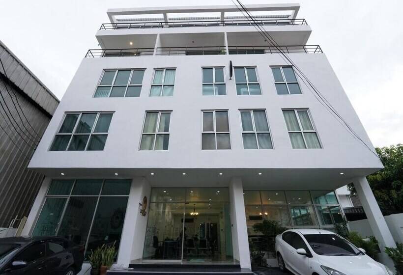 هتل Roomquest Bangkok Sukhumvit 50