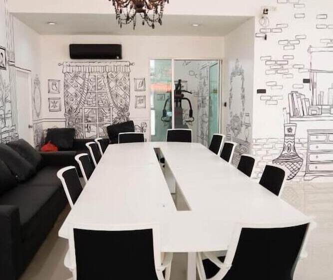 هتل Roomquest Bangkok Sukhumvit 50