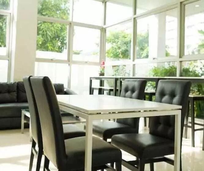 هتل Roomquest Bangkok Sukhumvit 50