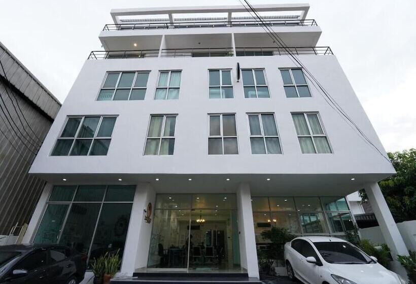 هتل Roomquest Bangkok Sukhumvit 50