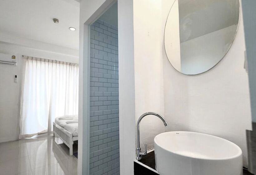 هتل Roomquest Bangkok Sukhumvit 50