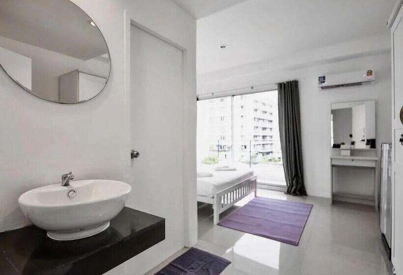 هتل Roomquest Bangkok Sukhumvit 50