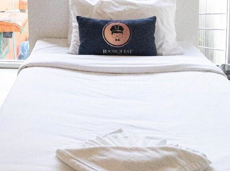 هتل Roomquest Bangkok Sukhumvit 50