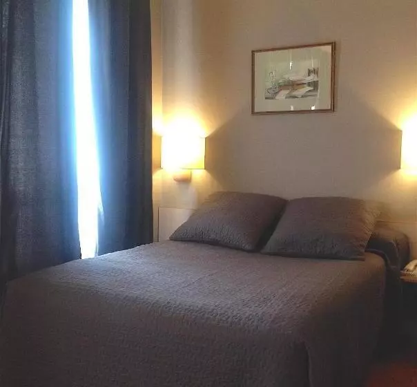 Отель Hôtel Des 3 Marches  Logis Hôtel Restaurant