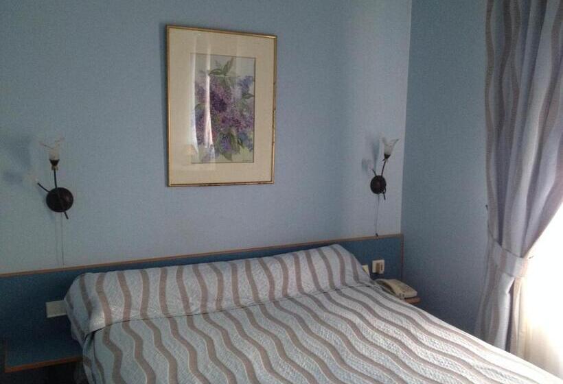 ホテル Hôtel Des 3 Marches  Logis Hôtel Restaurant