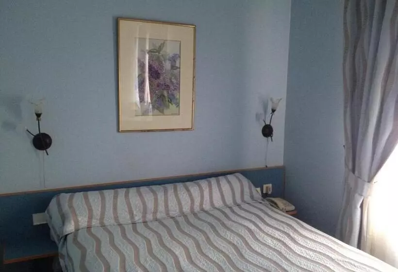 Отель Hôtel Des 3 Marches  Logis Hôtel Restaurant