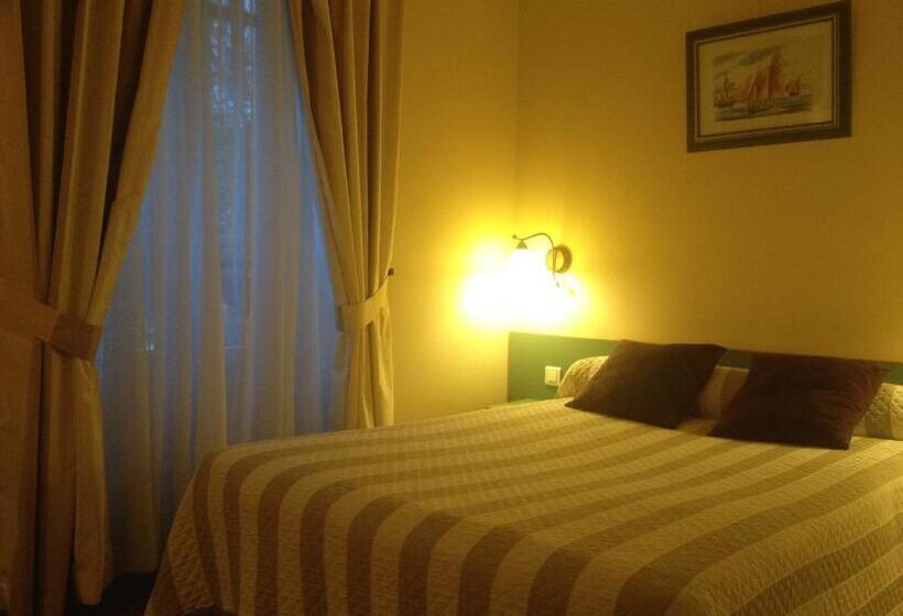 ホテル Hôtel Des 3 Marches  Logis Hôtel Restaurant