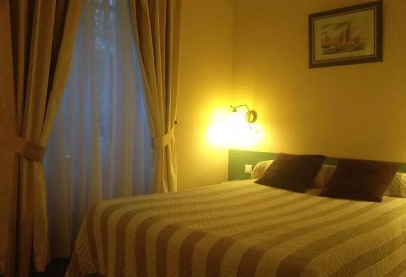 Отель Hôtel Des 3 Marches  Logis Hôtel Restaurant