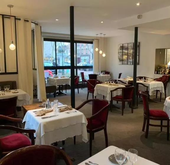 Отель Hôtel Des 3 Marches  Logis Hôtel Restaurant