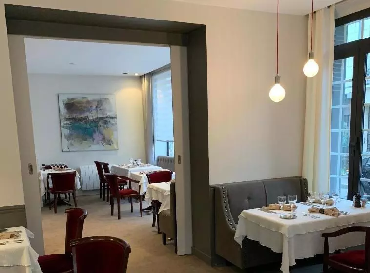 Отель Hôtel Des 3 Marches  Logis Hôtel Restaurant