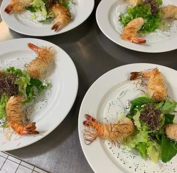 Отель Hôtel Des 3 Marches  Logis Hôtel Restaurant