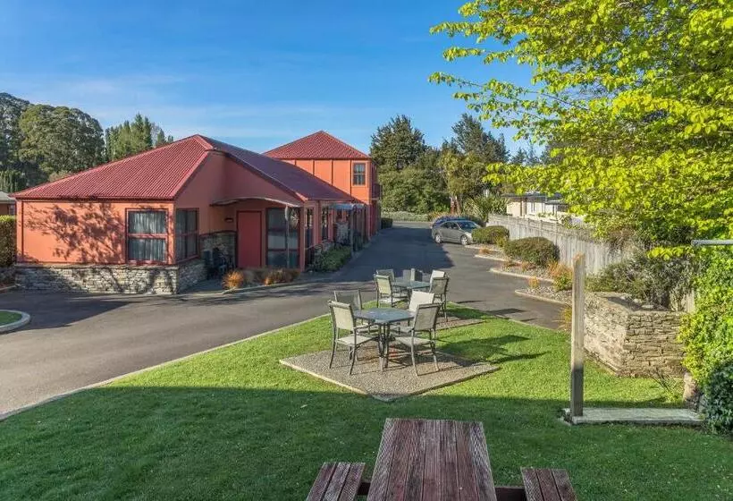 Red Tussock Motel