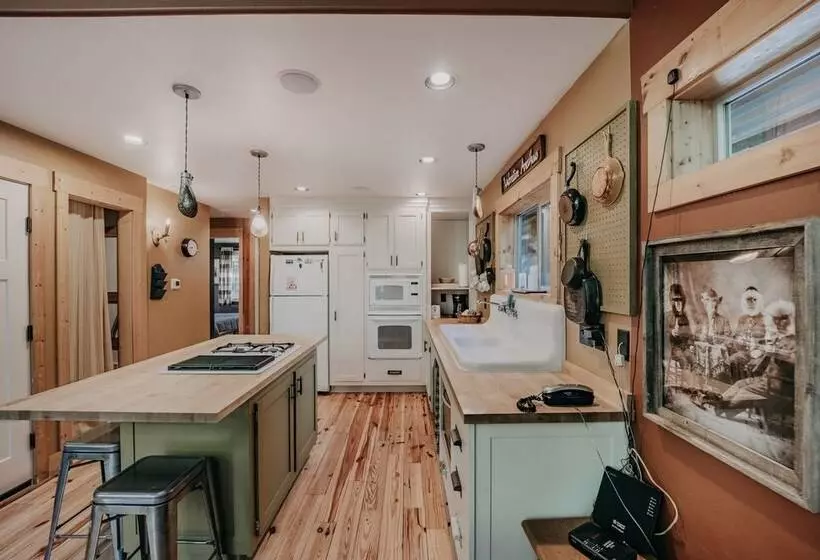 79mbr   Hot Tub   Pets Ok   Wifi   Bbq