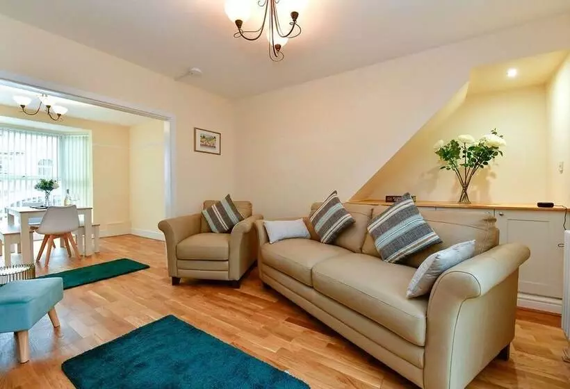 Just Stay Wales   Castle Square Cottage