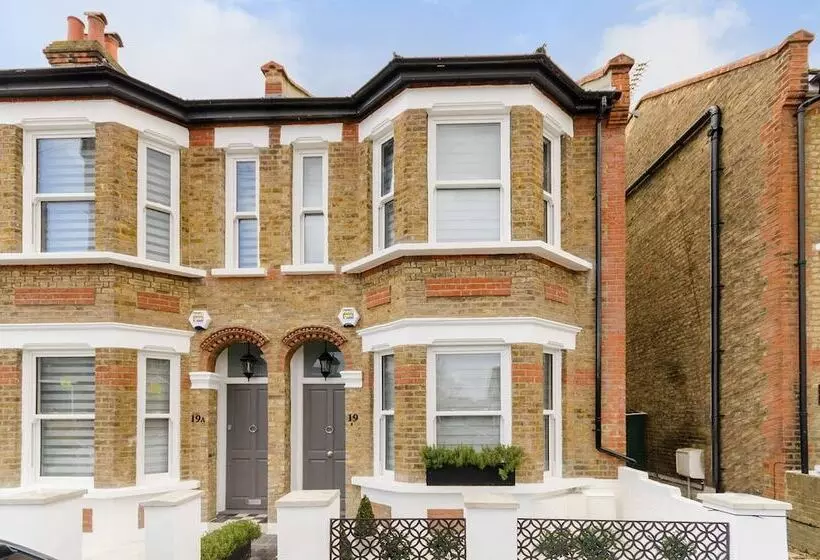 Majatalo Surbiton Luxury Garden House 19a