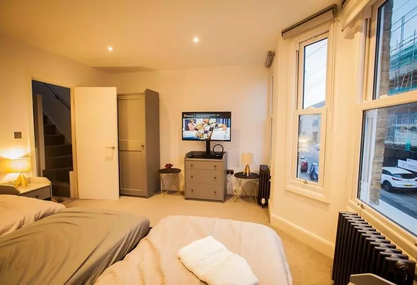 Majatalo Surbiton Luxury Garden House 19a