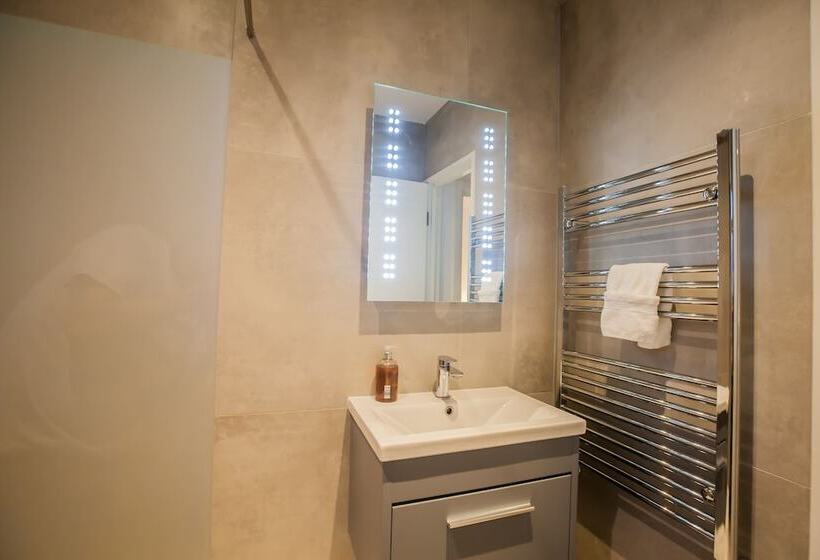 بنسيون Surbiton Luxury Garden House 19a