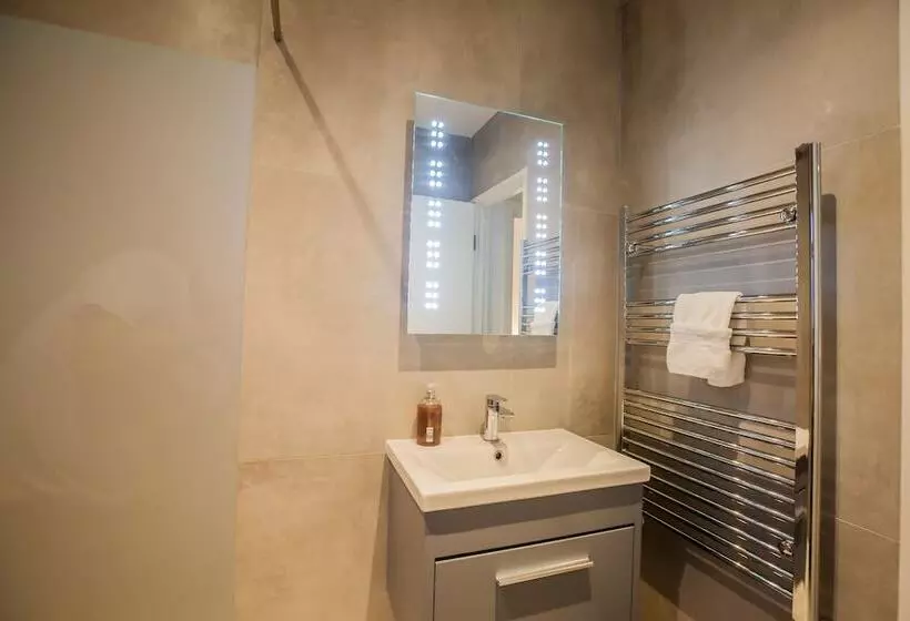 Majatalo Surbiton Luxury Garden House 19a