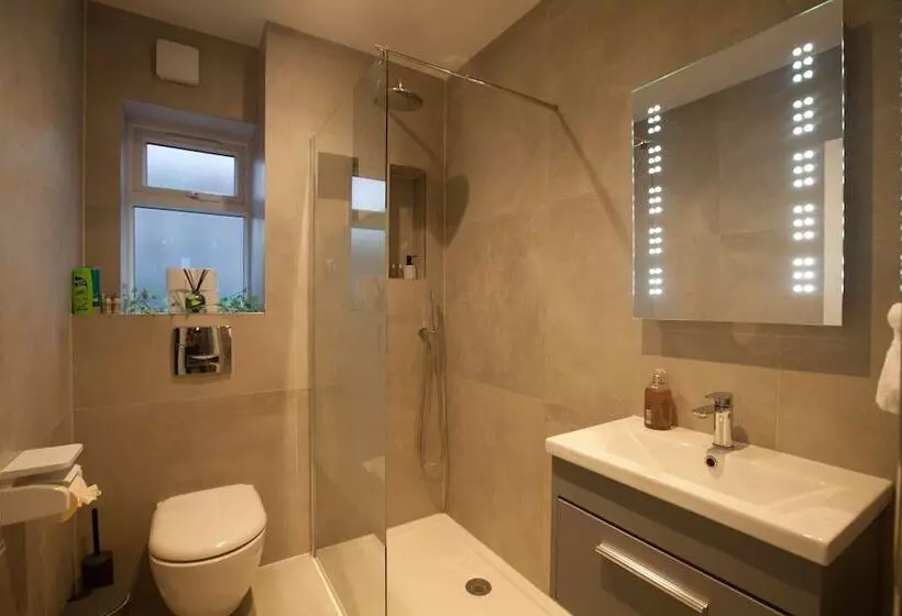 Majatalo Surbiton Luxury Garden House 19a