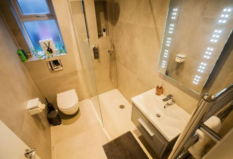 بنسيون Surbiton Luxury Garden House 19a