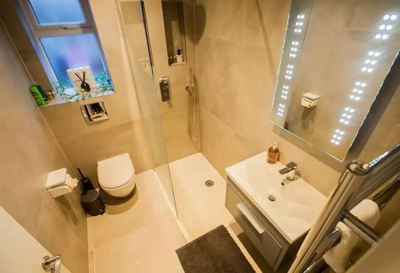 Majatalo Surbiton Luxury Garden House 19a