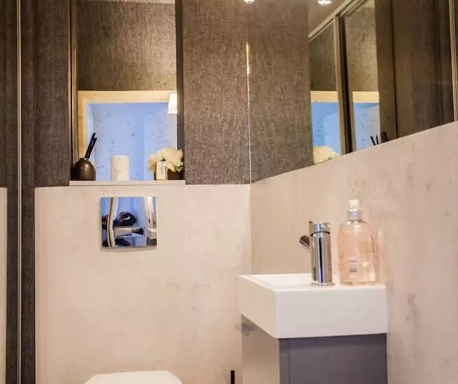 Majatalo Surbiton Luxury Garden House 19a