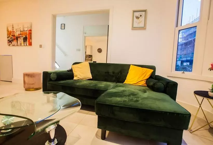 Majatalo Surbiton Luxury Garden House 19a