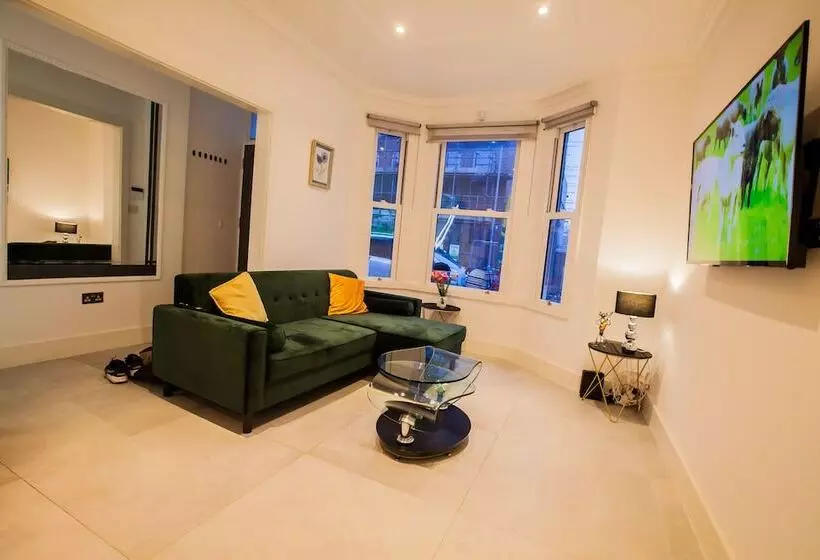 Majatalo Surbiton Luxury Garden House 19a